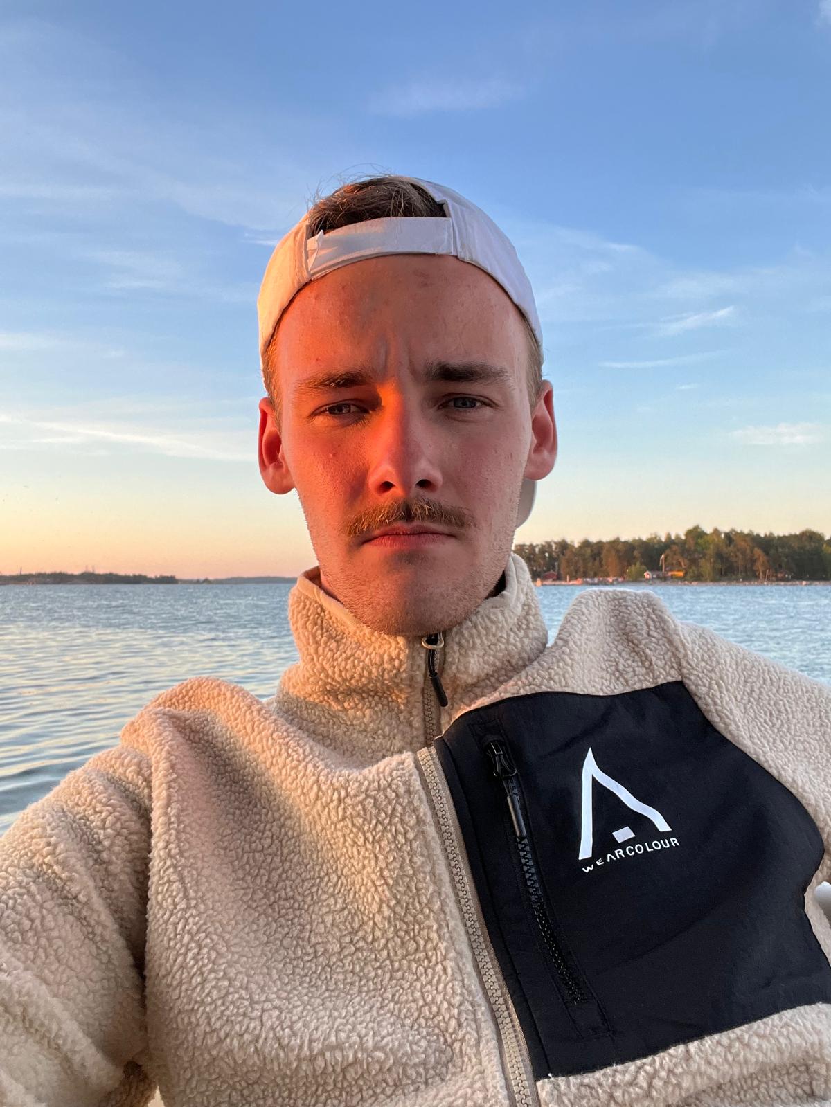 Daniel Kuitula, Luottoterassien yrittäjä, järven äärellä iltavalossa