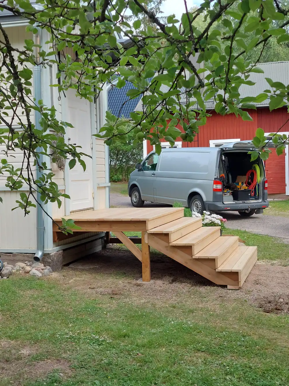 Terassiremontti Järvenpäässä, terassin lasitus, patio ja terassin laajennus